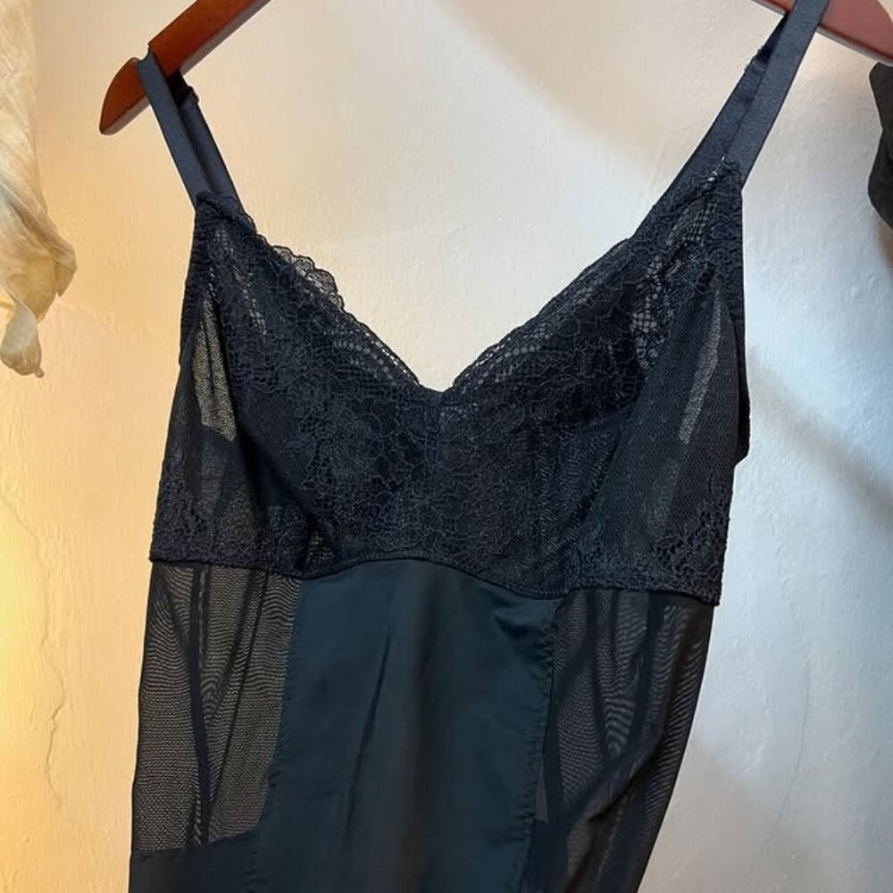 Black Lace Bodysuit – Elegant & Stretchy Fit - Picture 4 of 4